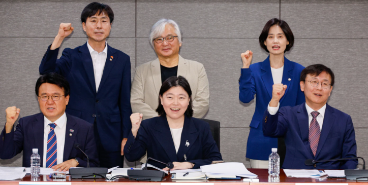 29일 서울 여의도 국회의원회관에서 열린 검찰개혁 긴급 공청회 '검찰개혁의 쟁점은 무엇인가? - 국민이 바라는 검찰개혁의 속도와 방향'에서 참석자들이 기념 촬영을 하고 있다. 앞줄 왼쪽부터 황운하 조국혁신당 의원, 임은정 서울동부지방검찰청 검사장, 한동수 전 대검찰청 감찰부장. 두번째줄 왼쪽부터 한창민 사회민주당 대표, 김민웅 촛불행동 상임대표, 박은정 의원. / 뉴스1
