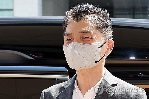  SM엔터테인먼트 시세조종 공모 의혹을 받는 카카오 창업자 김범수 경영쇄신위원장이 29일 오후 서울 양천구 서울남부지법에서 열린 1심 결심공판에 출석하고 있다. / 연합뉴스