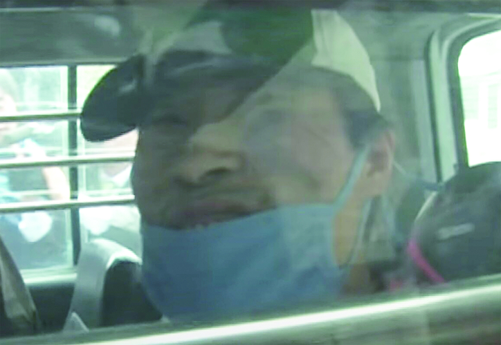 13명을 살해하고 20명을 중태에 빠뜨린 정남규가 이송 차량에서 취재진 카메라를 향해 웃고 있다 / SBS 그것이 알고 싶다 공식 유튜브 계정 영상