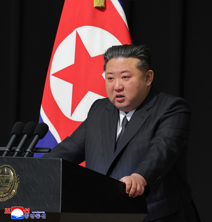 김정은 북한 국무위원장이 지난 29일 평양 목란관에서 해외군사작전에서 특출한 공훈을 세운 참전열사들의 유가족들을 만나 따뜻이 위로하고 기념사진을 찍었다고 조선중앙통신이 30일 보도했다. / 연합뉴