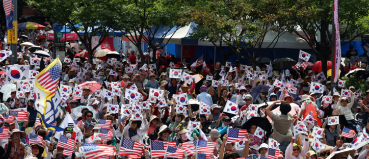 30일 서울 세종대로에서 열린 자유통일당 전국집중국민대회에서 참가자들이 태극기와 성조기를 흔들고 있다. 2025.8.30/뉴스1 