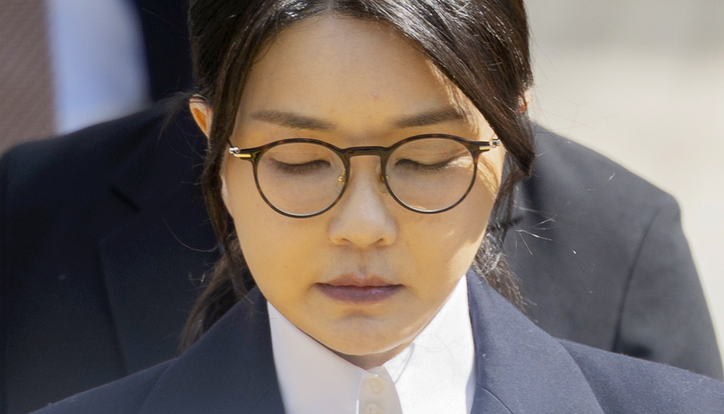 <strong>서울중앙지법 나서는 김건희 여사 / 연합뉴스</strong>
