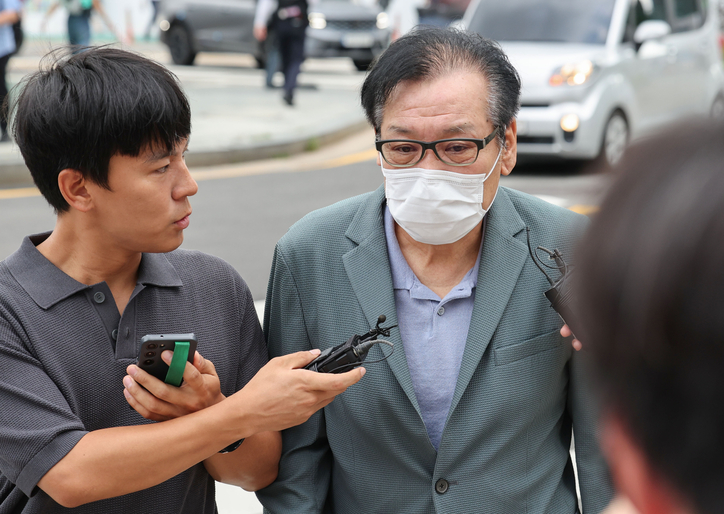 <strong>영장심사 포기한 건진법사 전성배 씨, 특검 인치 / 연합뉴스</strong>