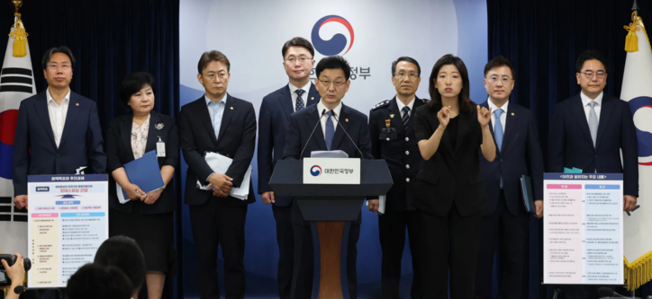 윤창렬 국무조정실장이 28일 오전 서울 종로구 정부서울청사에서 보이스피싱 근절 종합대책 관계 부처 합동 브리핑을 하고 있다. / 뉴스1
