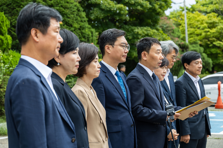 국회 법사위 소속 더불어민주당 김용민 간사가 1일 경기도 의왕시 서울구치소에서 열린 현장검증을 마치고 브리핑을 하고 있다. / 연합뉴스