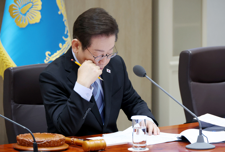  이재명 대통령이 2일 용산 대통령실에서 열린 국무회의에서 현안 토의 자료를 살피고 있다. /연합뉴스