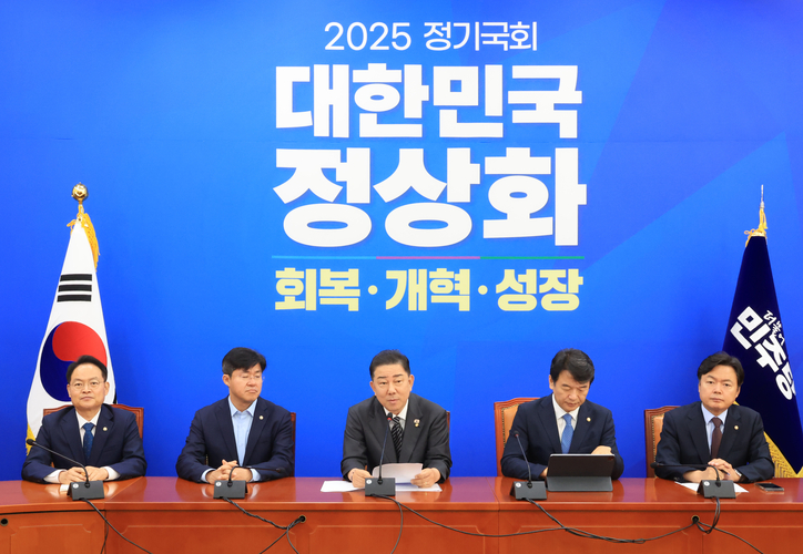 더불어민주당 김병기 원내대표가 2일 서울 여의도 국회 원내대표실에서 열린 2025 정기국회 기자간담회에서 발언하고 있다. /연합뉴스
