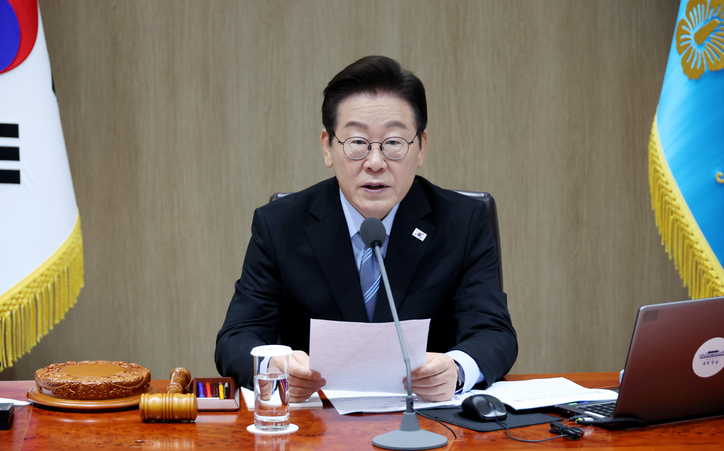 이재명 대통령이 2일 용산 대통령실에서 국무회의를 주재하고 있다. /연합뉴스