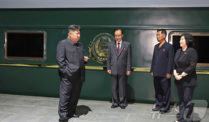 북한 노동당 기관지 노동신문은 2일 김정은 당 총비서가 중국 인민항일전쟁 및 세계반파쑈전쟁승리(전승절) 80주년 기념행사에 참석하기 위해 지난 1일 전용열차로 출발해 2일 새벽 국경을 통과했다고 보도했다. / 뉴스1
