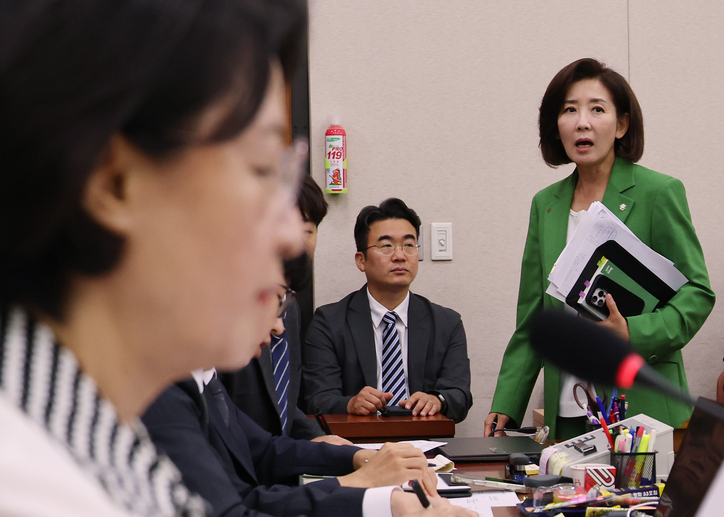 2일 서울 여의도 국회에서 열린 법제사법위원회 전체회의에서 나경원 국민의힘 의원이 추미애 위원장의 회의 진행 방식에 항의하며 퇴장하고 있다. /연합뉴스