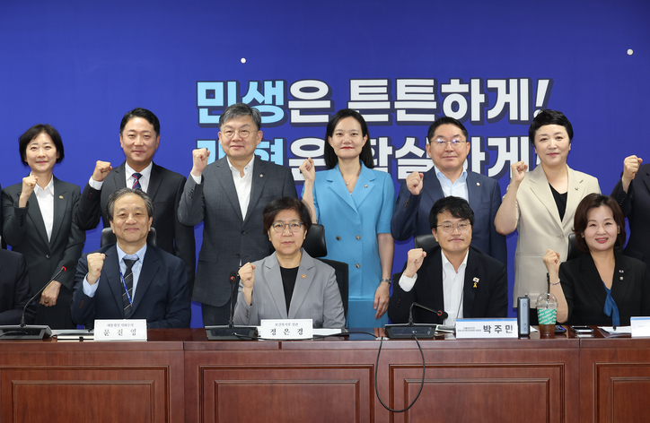 박주민 국회 보건복지위원회 위원장, 정은경 보건복지부 장관, 문진영 대통령실 사회수석 등이 4일 서울 여의도 국회 의원회관에서 열린 당정대 협의에서 기념촬영을 하고 있다. /연합뉴스