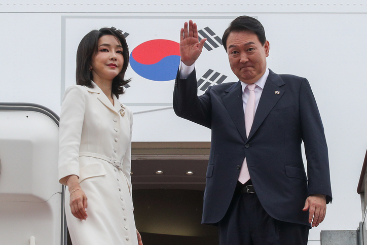 윤석열 대통령이 27일 오후 경기 성남 서울공항에서 나토(NATO, 북대서양조약기구) 정상회의 참석차 출국하기 위해 김건희 여사와 함께 공군 1호기에 탑승하며 손을 흔들고 있다. 대통령실사진기자단 2022.6.27/뉴스1