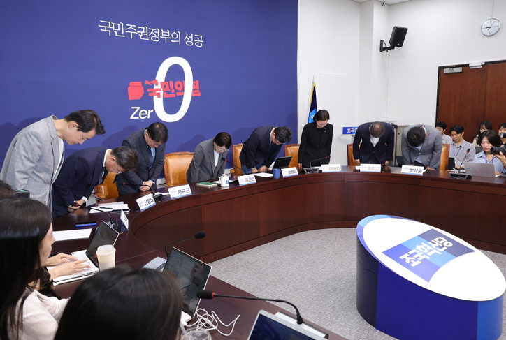 조국혁신당 김선민 당 대표 권한대행을 비롯한 소속 의원들이 5일 국회에서 열린 현안 관련 기자간담회에서 당내 성비위 사건과 관련해 고개숙여 사과하고 있다. 2025.9.5 hkmpooh@yna.co.kr