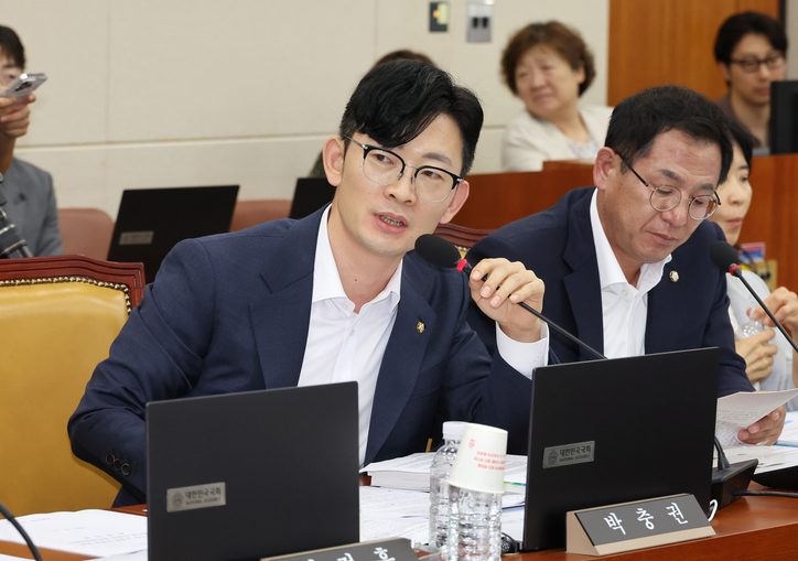 국회 과학기술정보방송통신위원회에서 발언하는 박충권 국민의힘 의원. / 연합뉴스