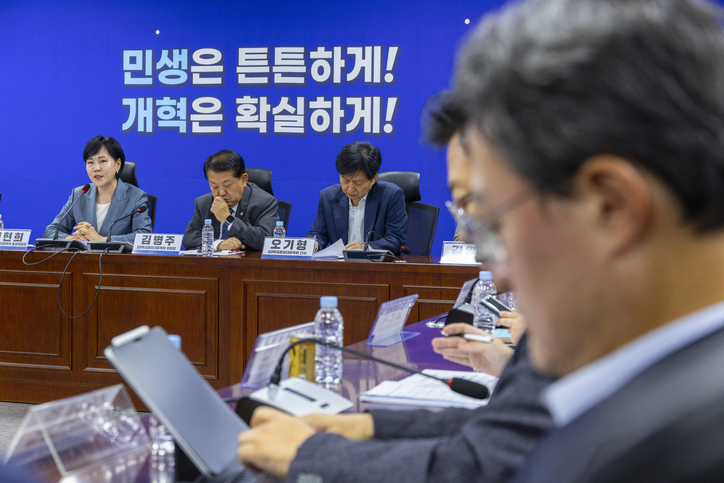 전현희 더불어민주당 3대 특검 종합 대응특위 총괄위원장이 8일 국회에서 열린 특검 대응특위 전체 회의에서 발언하고 있다. /연합뉴스
