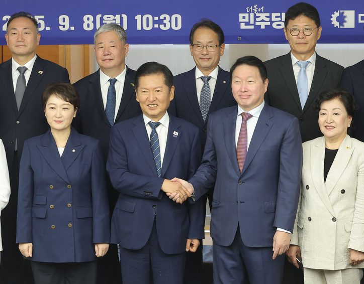 정청래 더불어민주당 대표와 최태원 대한상공회의소 회장이 8일 서울 중구 대한상공회의소에서 열린 정책 간담회에서 기념촬영을 하고 있다. /연합뉴스