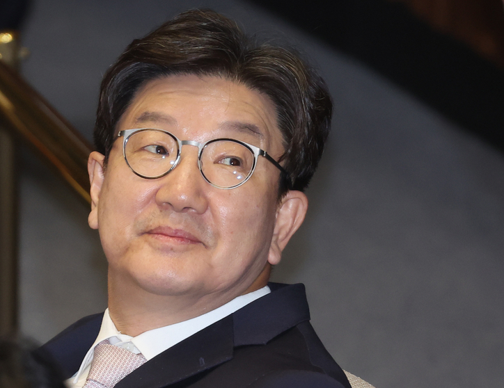 국민의힘 권성동 의원이 9일 서울 여의도 국회 본회의에 참석해 있다. /연합뉴스