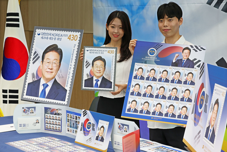 10일 오전 서울 여의도우체국 포스트타워에서 홍보도우미들이 '제21대 대통령 취임 100일 기념우표'를 소개하고 있다. /연합뉴스