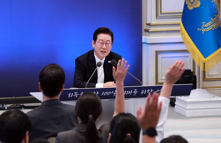  이재명 대통령이 11일 청와대 영빈관에서 열린 취임 100일 기자회견 '회복을 위한 100일, 미래를 위한 성장'에서 질문을 받고 있다. /대통령실통신사진기자단