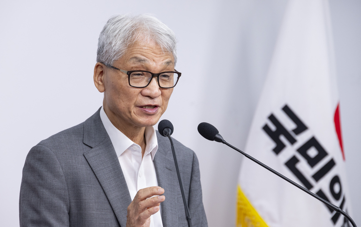 여상원 국민의힘 중앙윤리위원회 위원장이 11일 서울 여의도 중앙당사에서 열린 윤리위원회 직후 가진 기자회견에서 21대 '대선후보 교체 시도'로 회부된 권영세·이양수 의원을 징계 하지 않기로 한 윤리위 결정을 발표하고 있다. /연합뉴스
