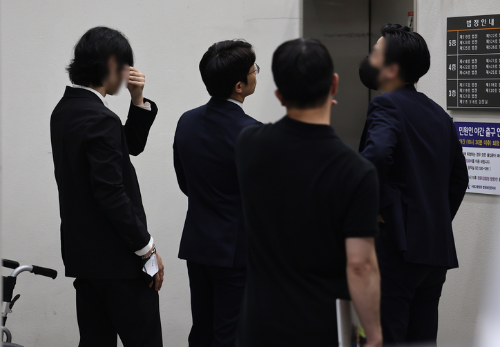 <strong>미성년자 성착취 의혹 '신대방팸' 영장실질심사 출석 / 연합뉴스</strong>