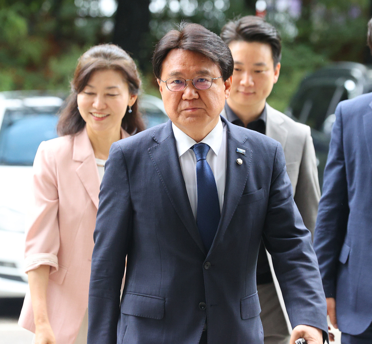<strong>황운하 의원, '울산시장 선거개입 의혹' 상고심 선고 공판 출석 / 연합뉴스</strong>