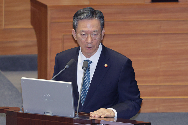정성호 법무부 장관이 15일 오후 서울 여의도 국회에서 열린 제429회국회(정기회) 제5차 본회의 정치에 관한 질문에서 이해식 더불어민주당 의원의 질의에 답변하고 있다. 2025.9.15/뉴스1