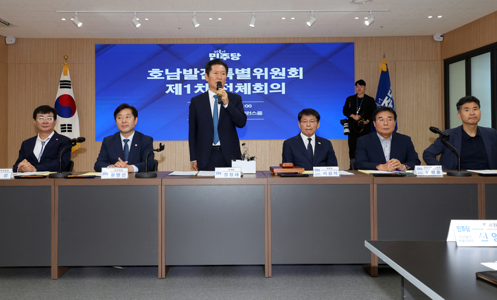 16일 전북 전주 더불어민주당 전북도당에서 열린 더불어민주당 호남발전특별위원회 제1차 전체 회의에서 정청래 당 대표가 축사하고 있다. /연합뉴스