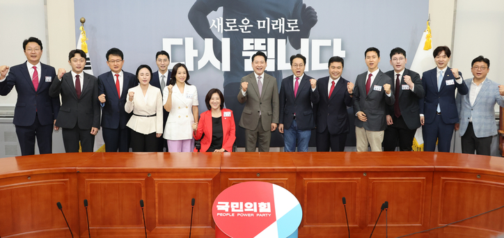 16일 서울 여의도 국회에서 열린 국민의힘 신임 대변인단 임명장 수여식에서 장동혁 당 대표와 신임 대변인단이 기념촬영을 하고 있다. /연합뉴스