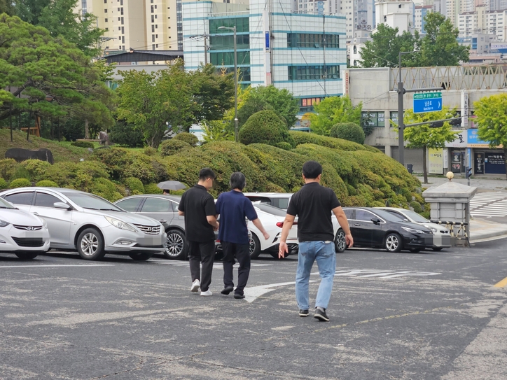 장기 미제사건인 ‘2004년 강원 영월 영농조합 간사 살인사건’의 범인으로 1심에서 무기징역을 선고받은 뒤 항소심에서 무죄로 뒤집혀 풀려난 A 씨(60대)가 가족들과 법정을 떠나고 있다. / 뉴스1
