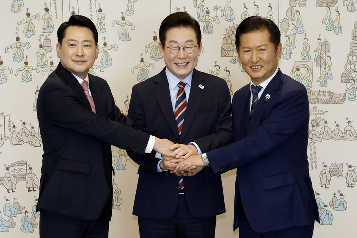 지난 8일 서울 용산 대통령실에서 여야 지도부 오찬 회동에 참석한 정청래 민주당 대표, 이재명 대통령, 장동혁 국민의힘 대표가 기념촬영을 하고 있다. /연합뉴스