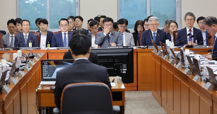 17일 서울 여의도 국회에서 열린 행정안전위원회 전체회의에서 윤호중 행정안전부 장관을 비롯한 정부 측 참석자들이 의원 질의를 듣고 있다. /연합뉴스