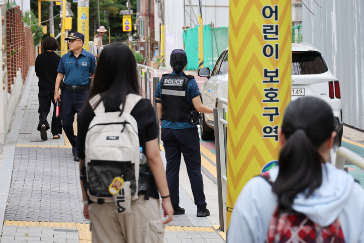 지난 12일 서울의 한 초등학교 앞에 초등학생 납치 미수 등 아동 대상 범죄가 잇따르는 가운데 경찰이 배치돼 있다. /연합뉴스