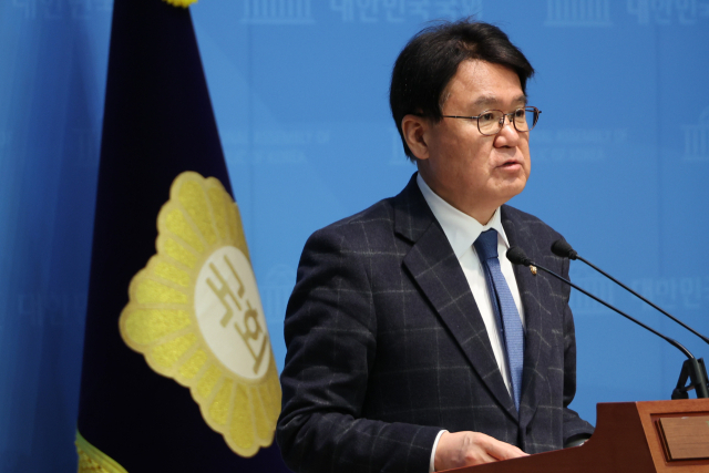 지난 2월 '울산사건' 항소심에서 무죄가 선고된 황운하 조국혁신당 의원이 서울 여의도 국회 소통관에서 기자회견을 하고 있다. /연합뉴스