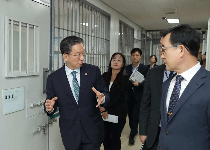 19일 정성호 법무부 장관이 경기 양주시 양주출입국·외국인사무소를 방문해 현장 점검하고 있다. /연합뉴스