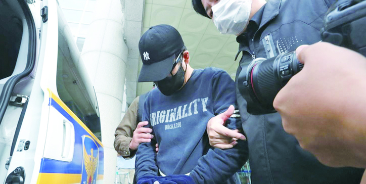 검찰로 송치되는 은행 강도 피의자/ 연합뉴스