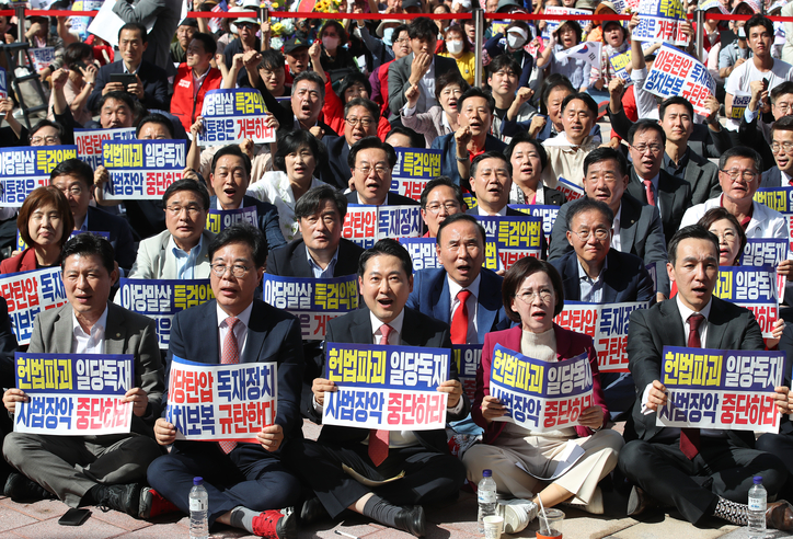 지난 21일 국민의힘 장동혁 대표와 송언석 원내대표를 비롯한 국민의힘 관계자들이 동대구역 광장에서 열린 야당탄압·독재정치 국민 규탄대회에 참석해 구호를 외치고 있다. /연합뉴스