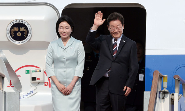 지난 6월 이재명 대통령과 김혜경 여사가 주요 7개국(G7) 정상회의에 참석하기 위해 경기 성남 서울공항 공군 1호기에서 출국 전 인사하고 있다. /연합뉴스 