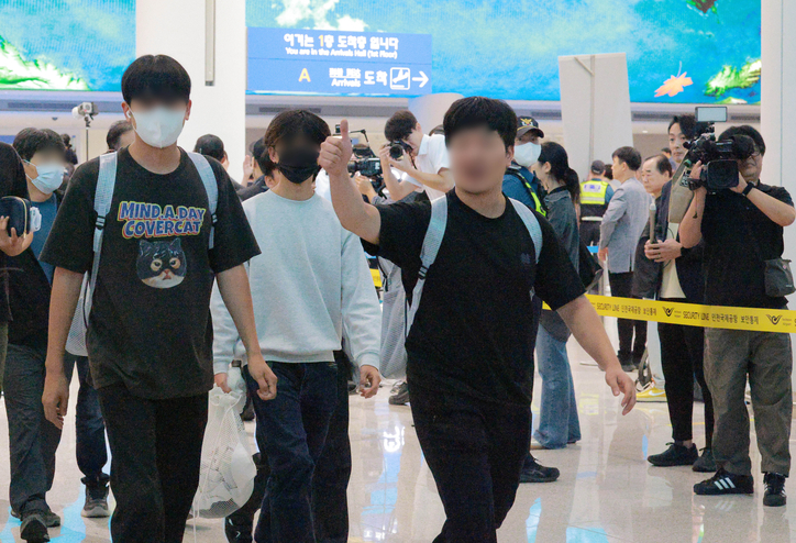 미국 이민당국에 의해 조지아주에 구금됐던 한국인 근로자들이 12일 인천국제공항 제2여객터미널 입국장을 나서고 있다./연합뉴스