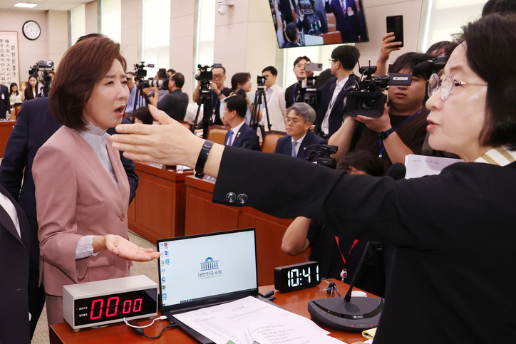 22일 서울 여의도 국회 법제사법위원회에서 열린 '건진법사 관봉권 띠지' 분실 관련 검찰개혁 입법청문회에서 나경원 국민의힘 의원 등 위원들이 추미애 위원장의 질서유지권 발동 등에 항의하고 있다. /연합뉴스