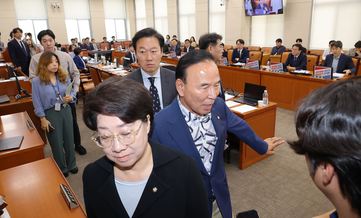 22일 서울 여의도 국회에서 열린 행정안전위원회 전체회의에서 국민의힘 의원들이 정부조직법 일부개정안 의결을 앞두고 퇴장하고 있다. /연합뉴스