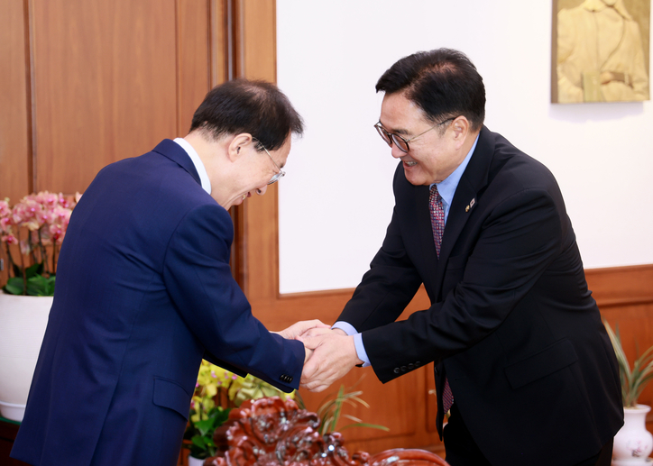 우원식 국회의장이 22일 서울 여의도 국회 집무실에서 이석연 국민통합위원회 위원장을 접견하고 있다/연합뉴스
