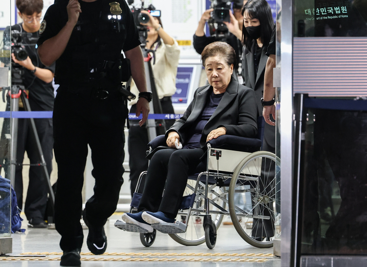윤석열 정권과 통일교가 연관된 '정교유착 국정농단' 의혹을 받는 한학자 통일교 총재가 22일 서울중앙지법에서 구속 전 피의자 심문(영장실질심사)을 마친 뒤 법정을 나서고 있다. /연합뉴스