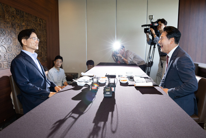 국민의힘 장동혁 대표와 김문수 전 대선 후보가 23일 서울 여의도의 한 식당에서 만나 대화를 나누고 있다. /연합뉴스