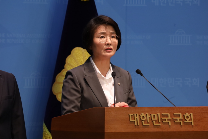 임미애 의원이 지난 23일 국회 소통관에서 광역·기초의회 선거제 개혁 공직선거법 발의 기자회견에서 발언하고 있다. /임미애 의원실 제공