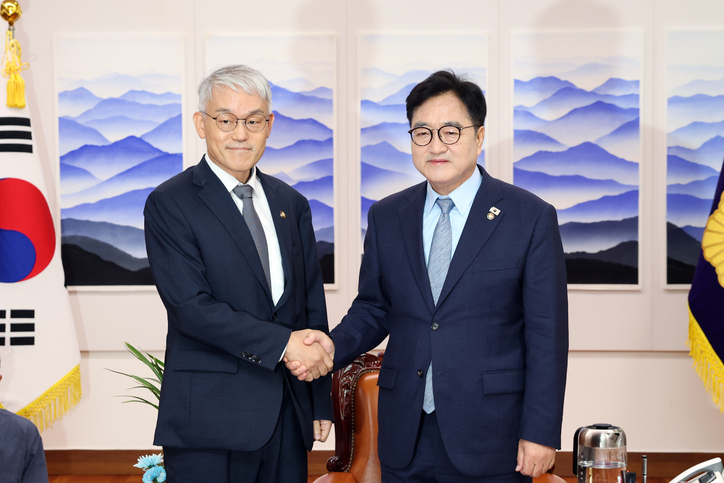 우원식 국회의장이 24일 서울 여의도 국회에서 천대엽 법원행정처장을 접견하고 있다. /사진제공 국회