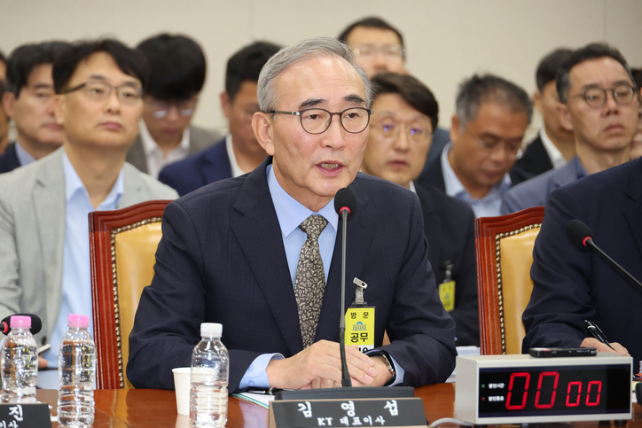 24일 김영섭 KT 대표이사가 국회 과방위에서 열린 통신·금융 대규모 해킹사고 청문회에서 위원 질의에 답하고 있다. /연합뉴스