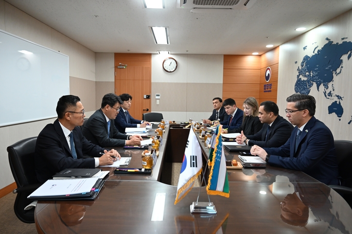 법무부는 우즈베키스탄 외교부 차관을 만나 불법 체류 방지 방안과 재외동포 및 방문 국민 권익 보호, 체류 편의 제고 방안 등을 논의했다고 24일 밝혔다. / 뉴스1