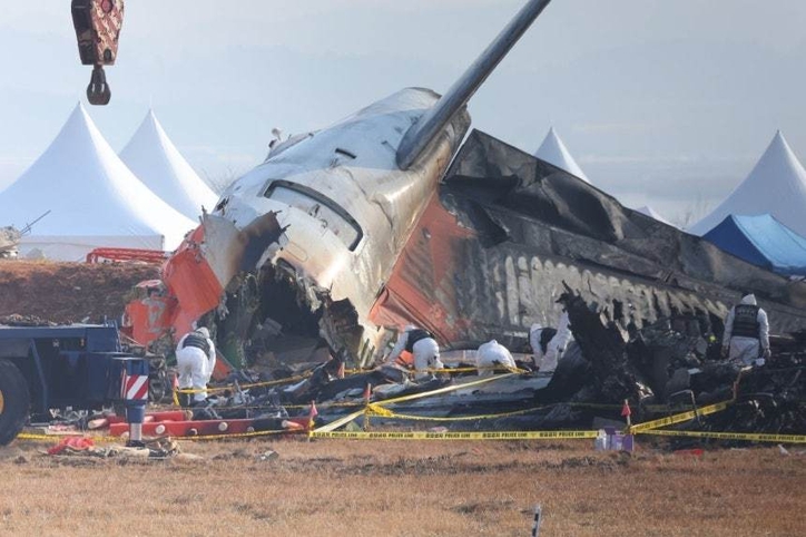 지난 1월 2일 전남 무안군 무안국제공항 제주항공 여객기 참사 현장에서 경찰 과학수사대가 사고 여객기 주변을 수색하고 있다. /연합뉴스