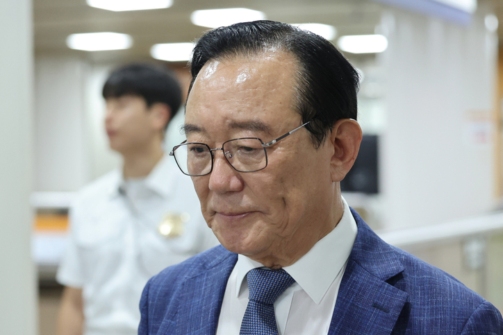 송철호 전 울산시장이 지난해 9월 10일 서울고등법원에서 열린 문재인 정부 청와대의 ‘울산시장 선거 개입 의혹’ 사건 2심 결심공판에 출석하고 있다. /연합뉴스